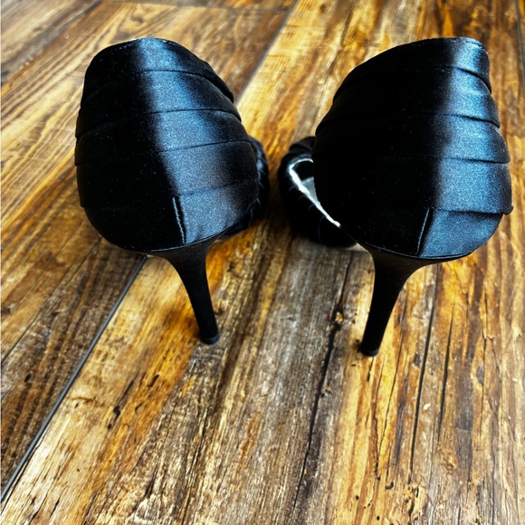 MaxStudio 4.5” Black Satin High Heel Shoes Women’s 9M Formal Wedding Evening - Picture 5 of 8